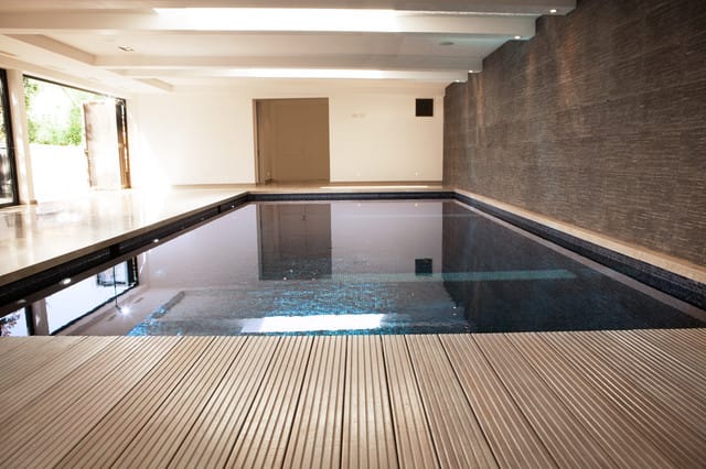 Indoor Freeboard Swimming Pool