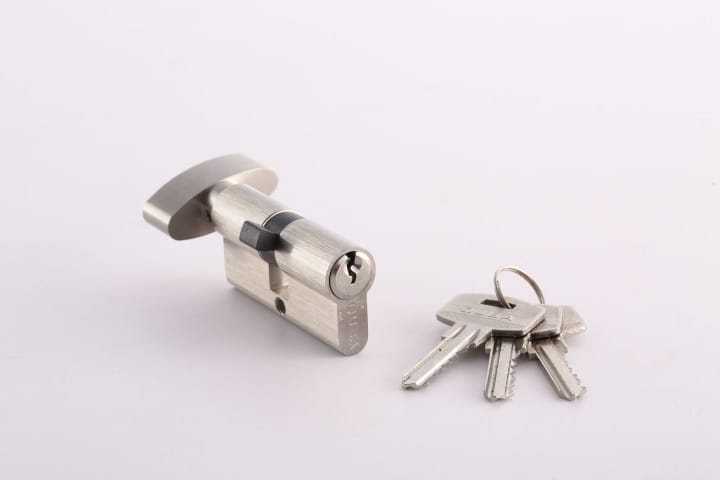 One side key / knob cylinder – Regular key(3 Key)